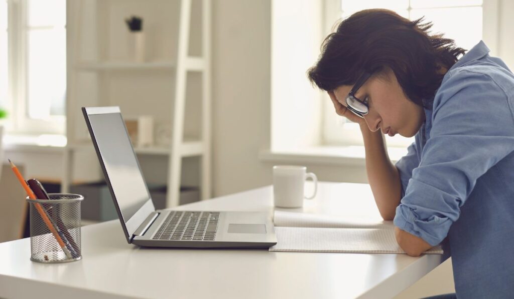 関税25％で予測できるネット犯罪｜「在宅で簡単高収入！」の闇バイト