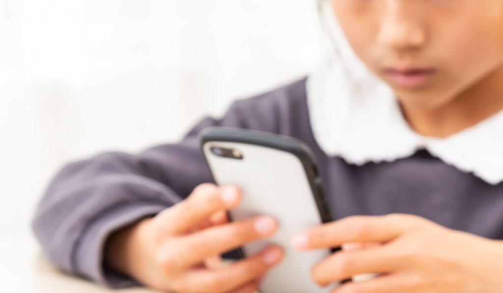 知らない人から追加される原因｜LINEの「友だち自動追加」をオフにした方がよい理由